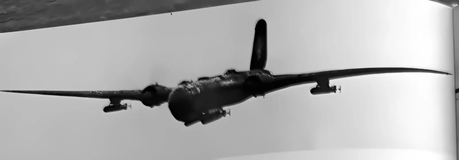 Samolot He 177 w locie z czterema torpedami podwieszonymi pod skrzydłami
