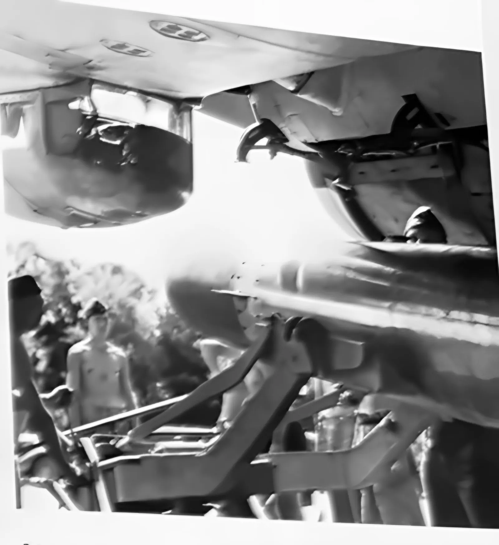 Mechanicy podwieszają torpedę F5b pod samolot Ju 88