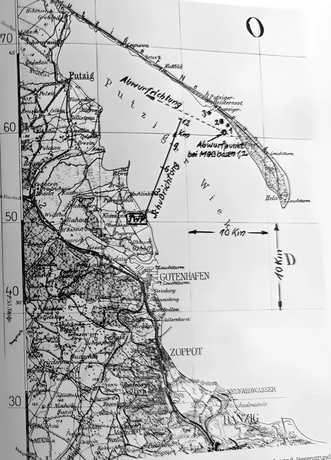 Niemiecka mapa Zatoki Puckiej z naniesionymi kierunkami strzałów i zrzutów