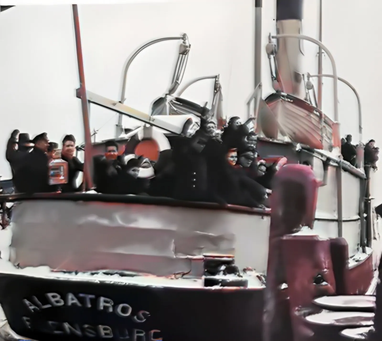 Pasażerowie machają z pokładu parowca Albatros