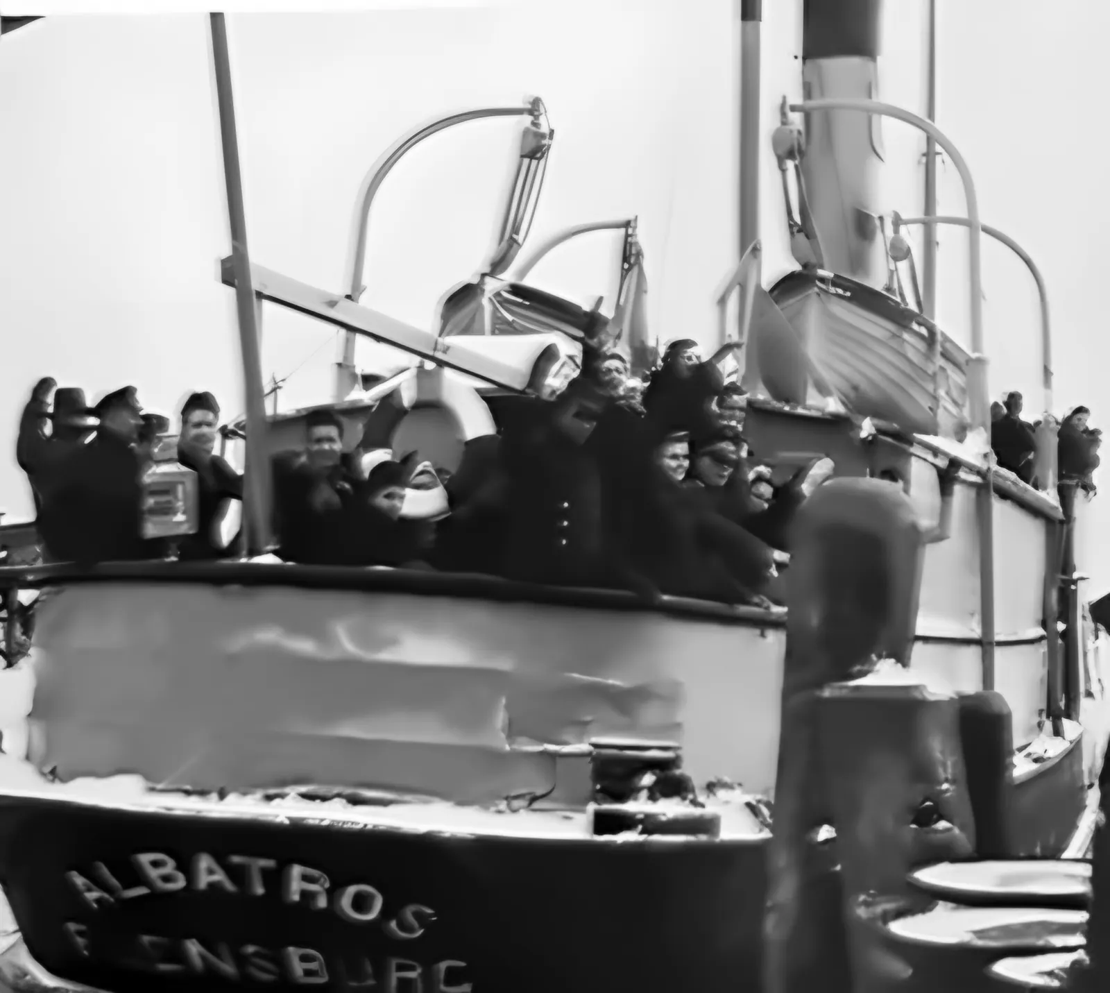 Pasażerowie machają z pokładu parowca Albatros