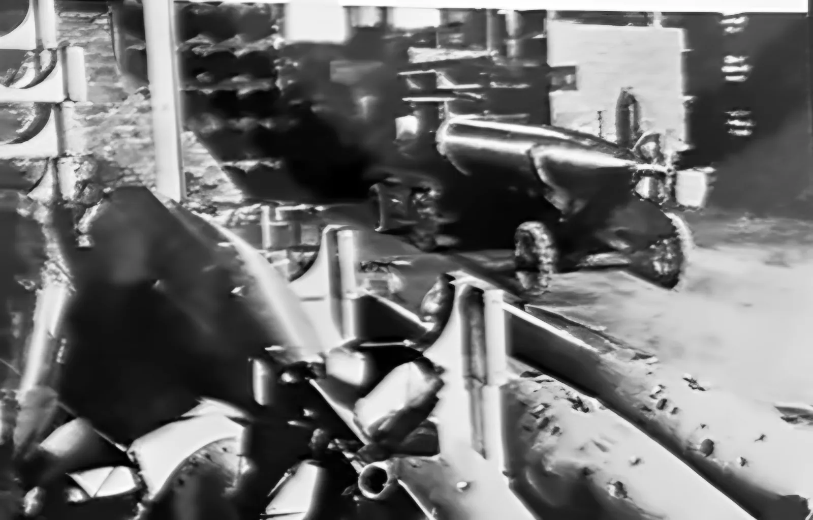 Magazyn z torpedami ułożonymi na podłodze