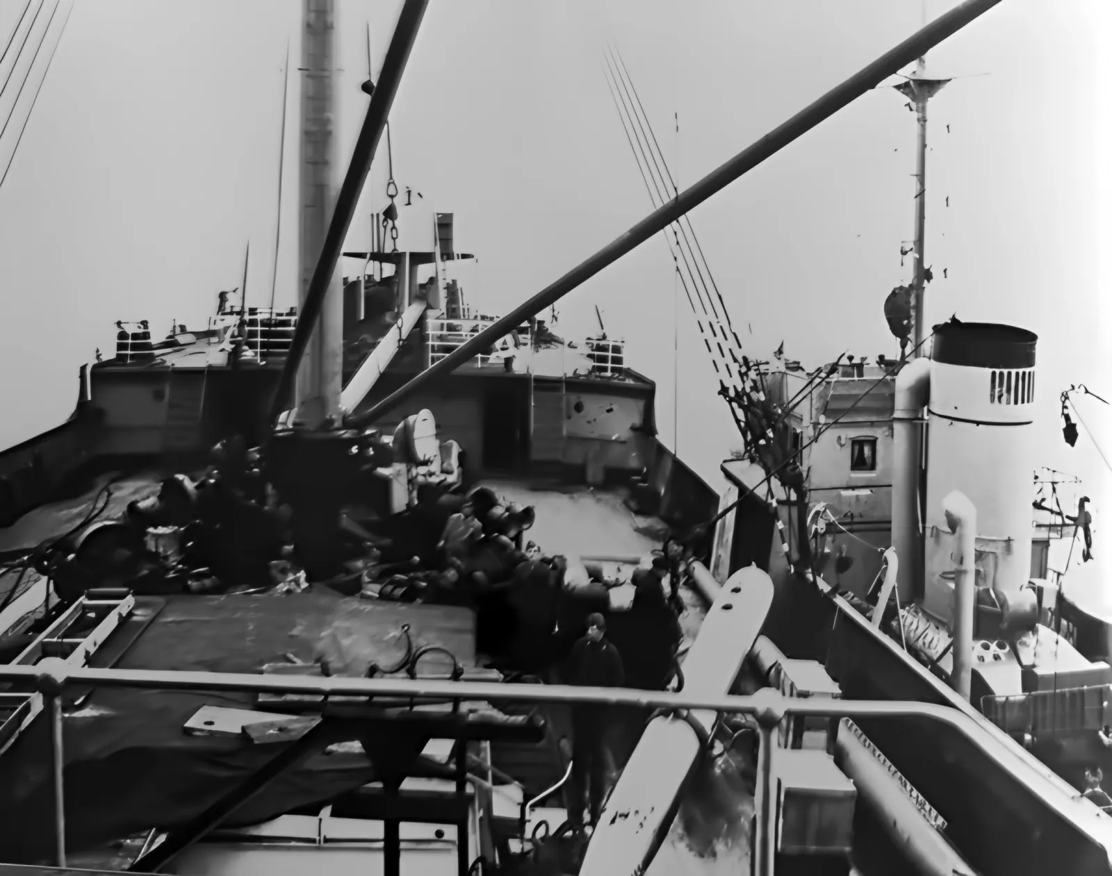 Pokład statku z bomami ładunkowymi, torpeda podnoszona na pokład