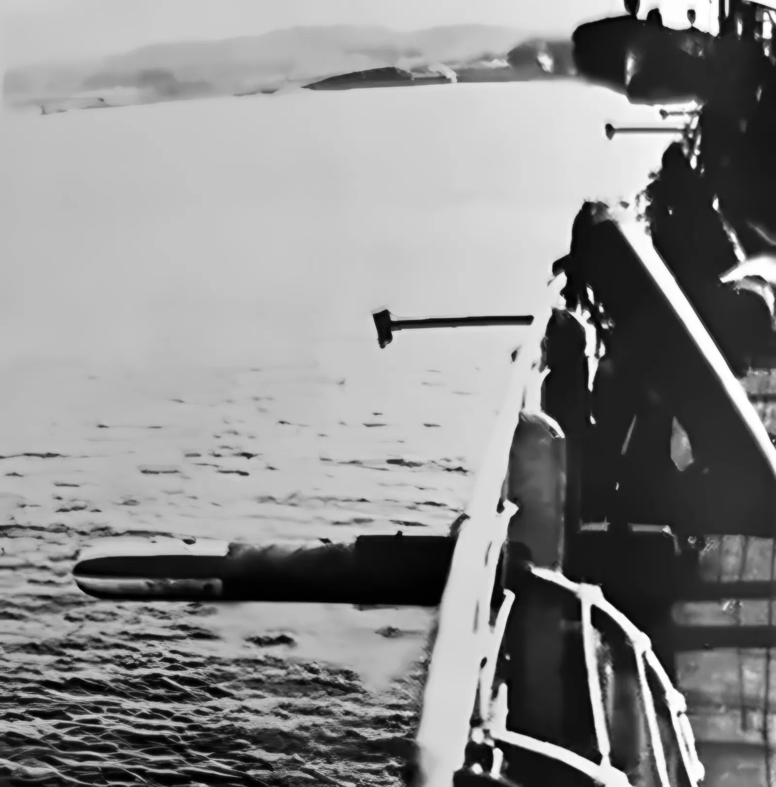Torpeda wylatuje z wyrzutni na burcie statku
