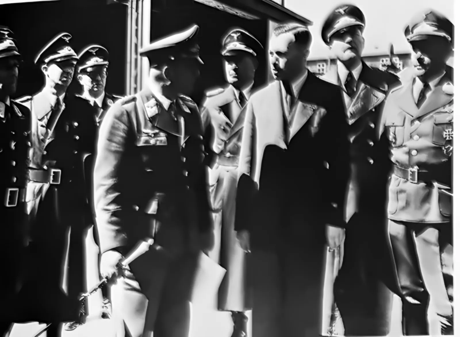 Grupa oficerów Luftwaffe i cywilów w rozmowie