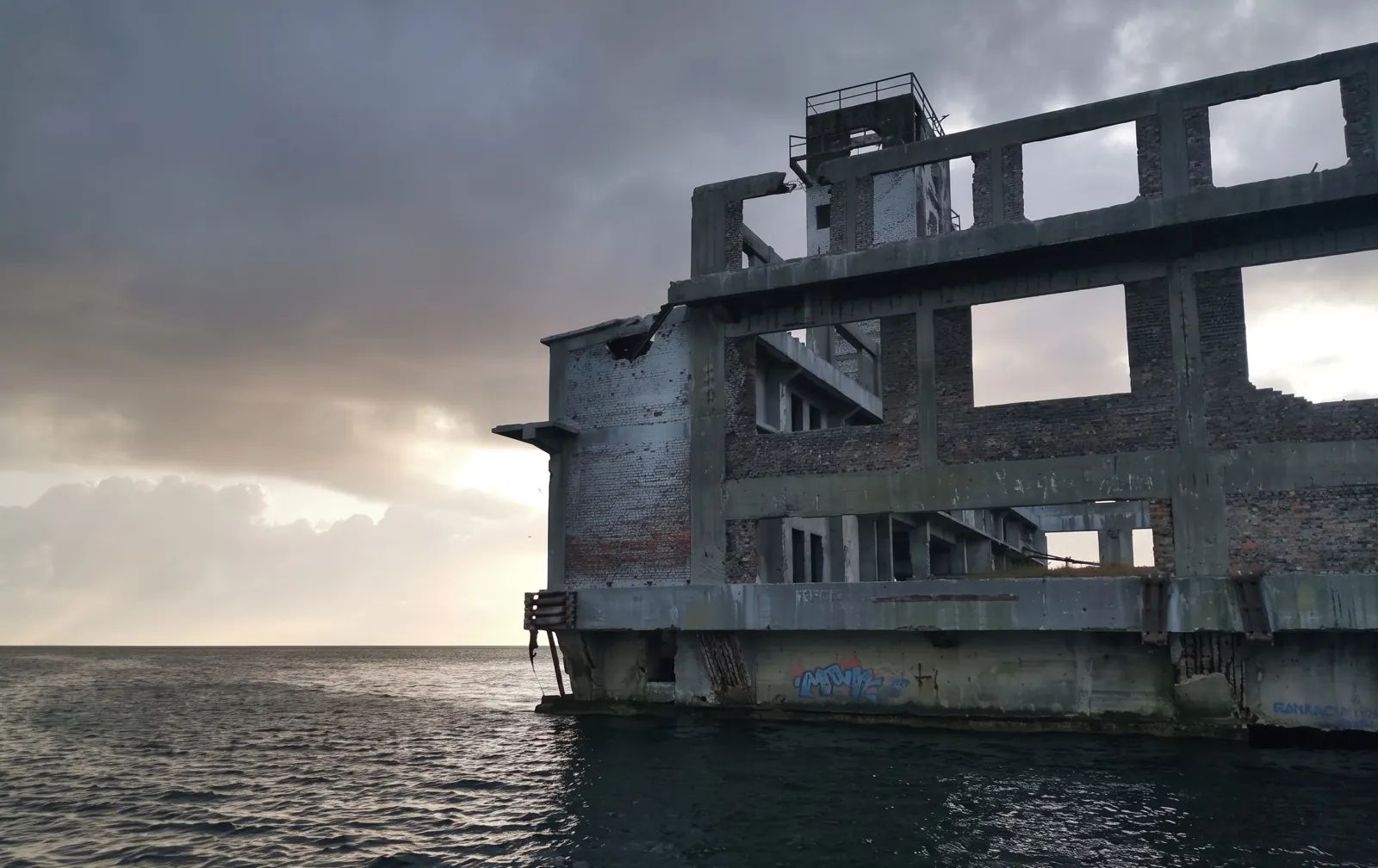 Ruina torpedowni z bliska, widziana z łodzi