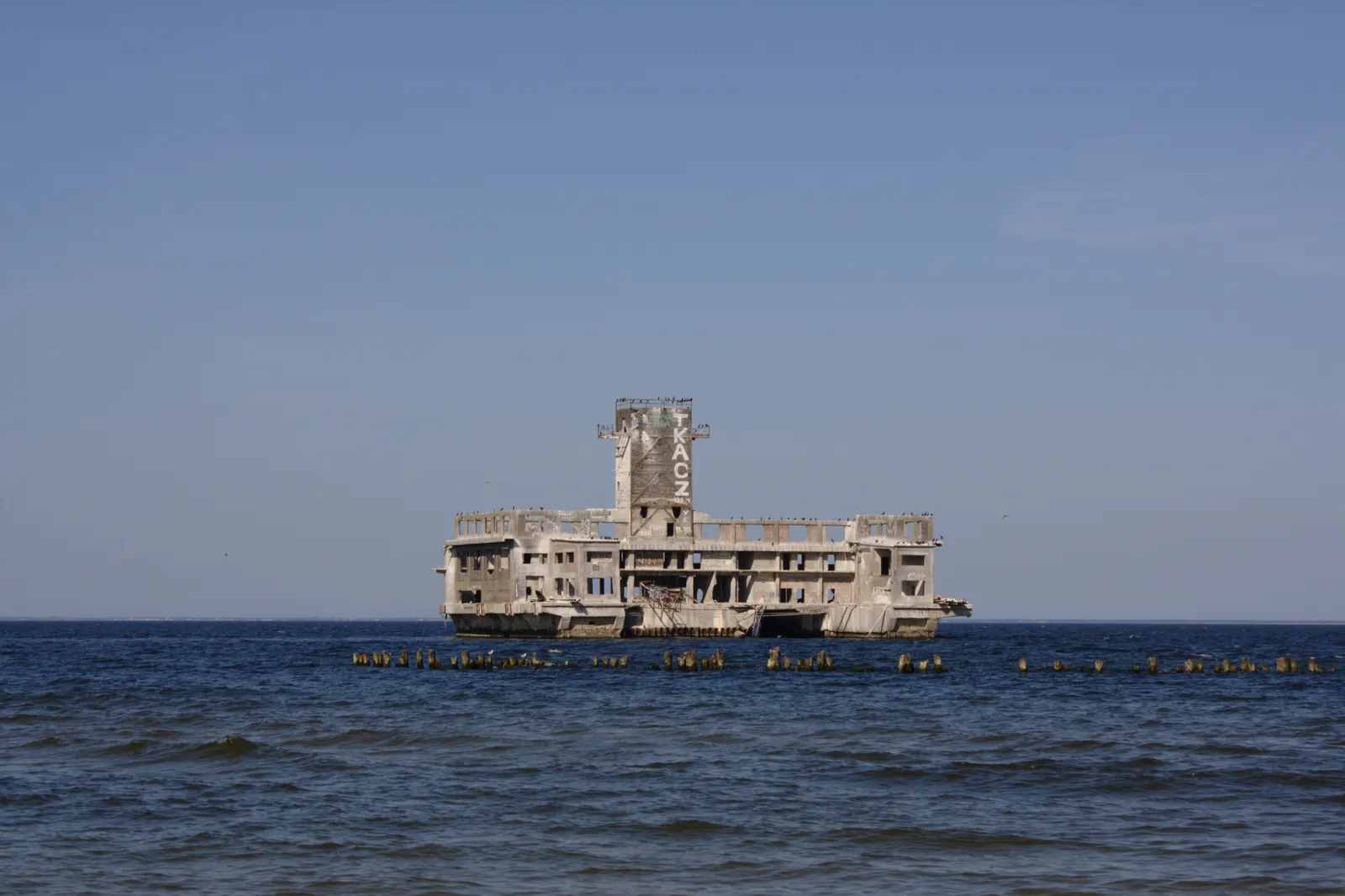 Ruina torpedowni w Babich Dołach na morzu