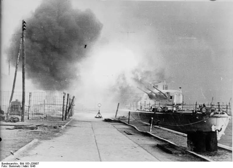Niemiecki krążownik ostrzeliwuje pozycje sowieckie pod Gdynią, marzec 1945