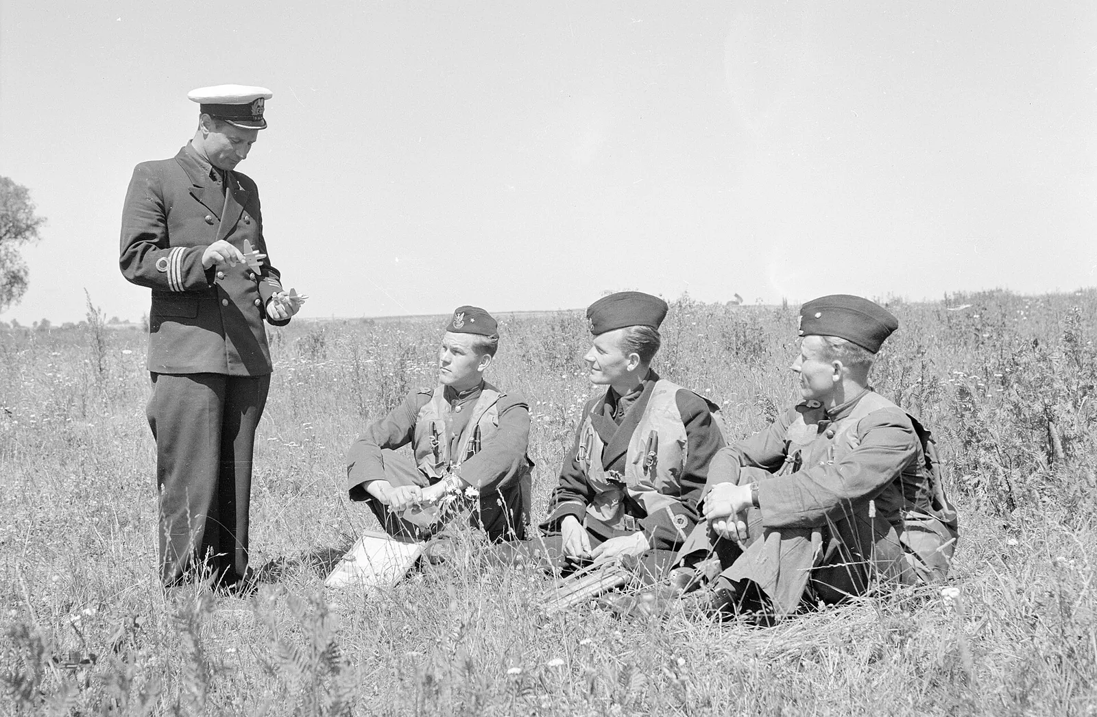 Lotnicy Marynarki Wojennej na lotnisku Babie Doły, 1952