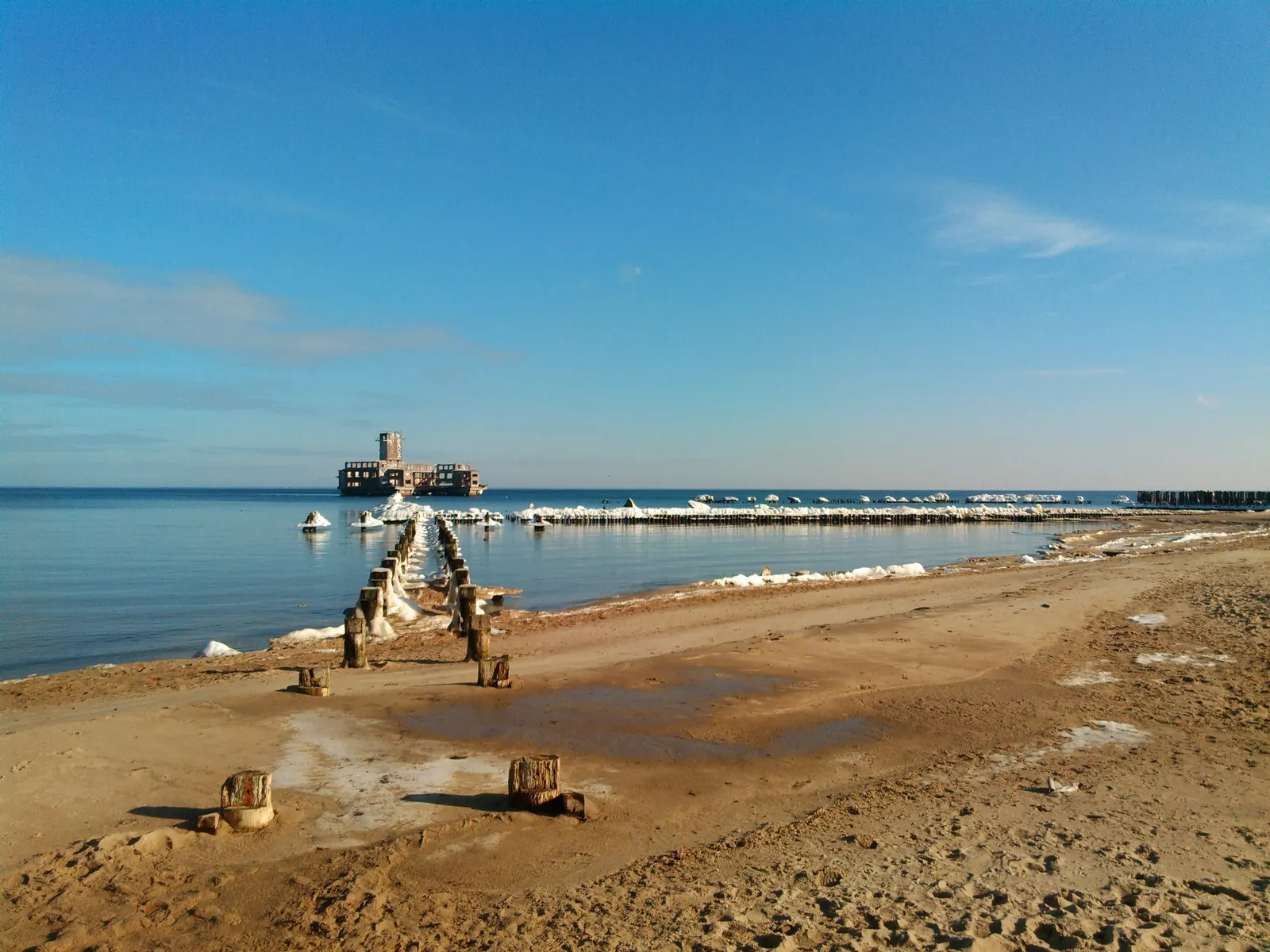 Pozostałości pomostu na plaży w Babich Dołach, luty 2014
