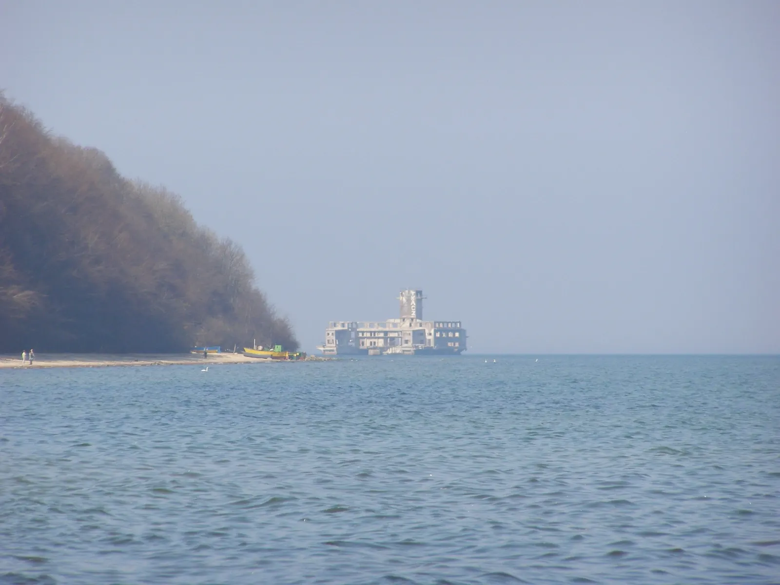Ruina torpedowni widziana z daleka w 2009 roku